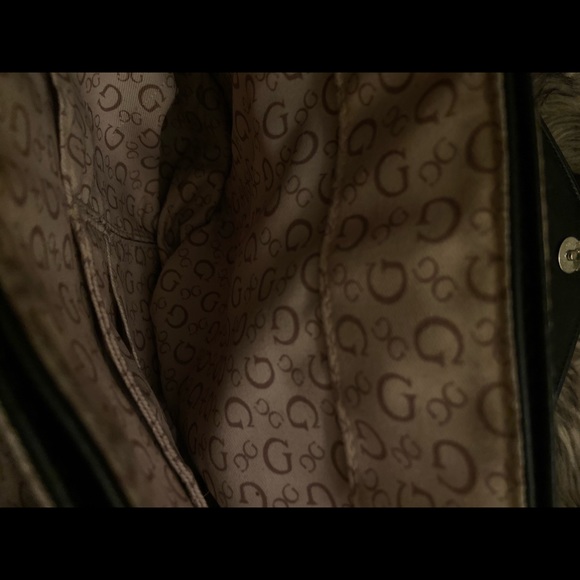 PRETTY BLACK GUESS CROSS BODY BAG. - Picture 5 of 6